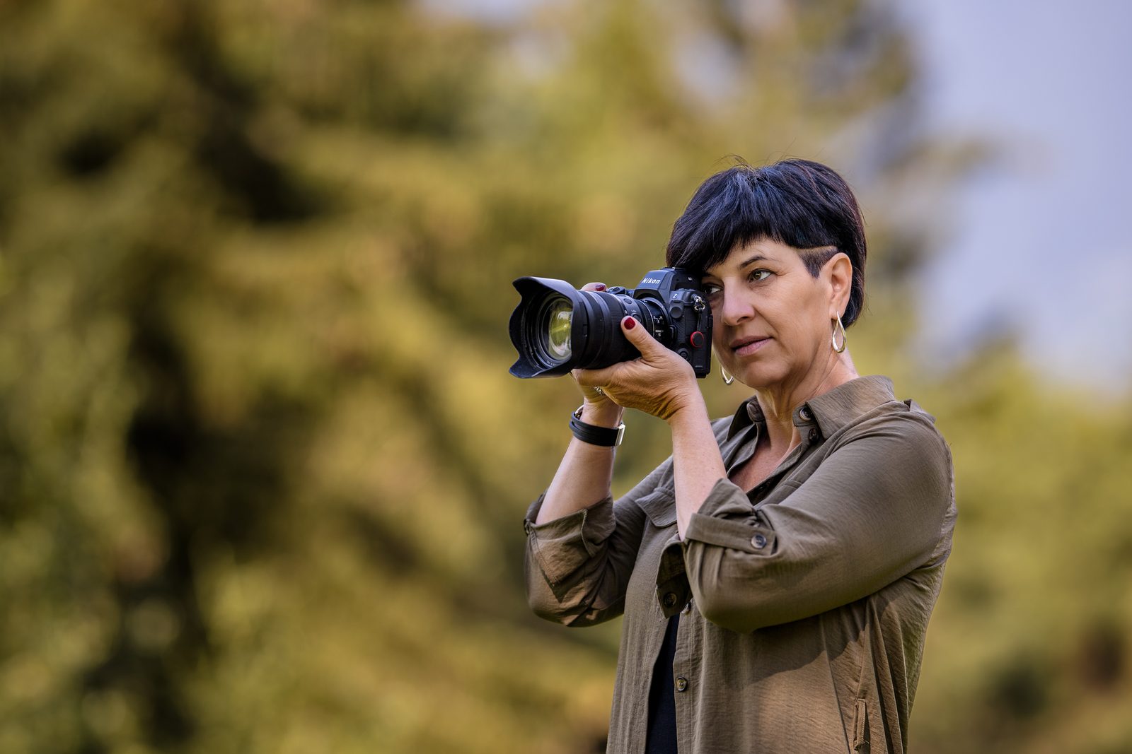 Bea Hinteregger mit der Kamera am Auge