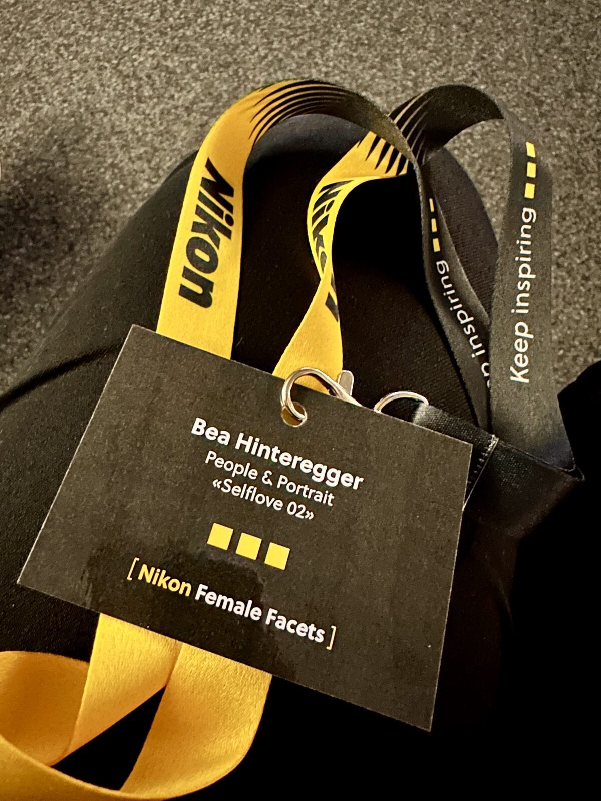 Nikon-Female-Facets-Badge „S_LFL_V_ 02“, Bea Hinteregger