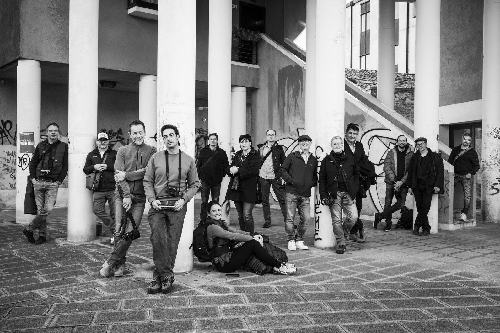 Gruppe von Fotografinnen und Fotografen, Säulenhalle