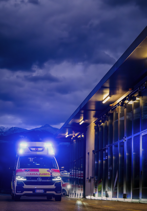 Blaulicht-Shooting – Ambulanz vor der Wache, Dämmerung