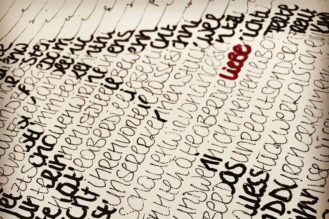Schriftgewebe mit hervorgehobenem Wort Liebe