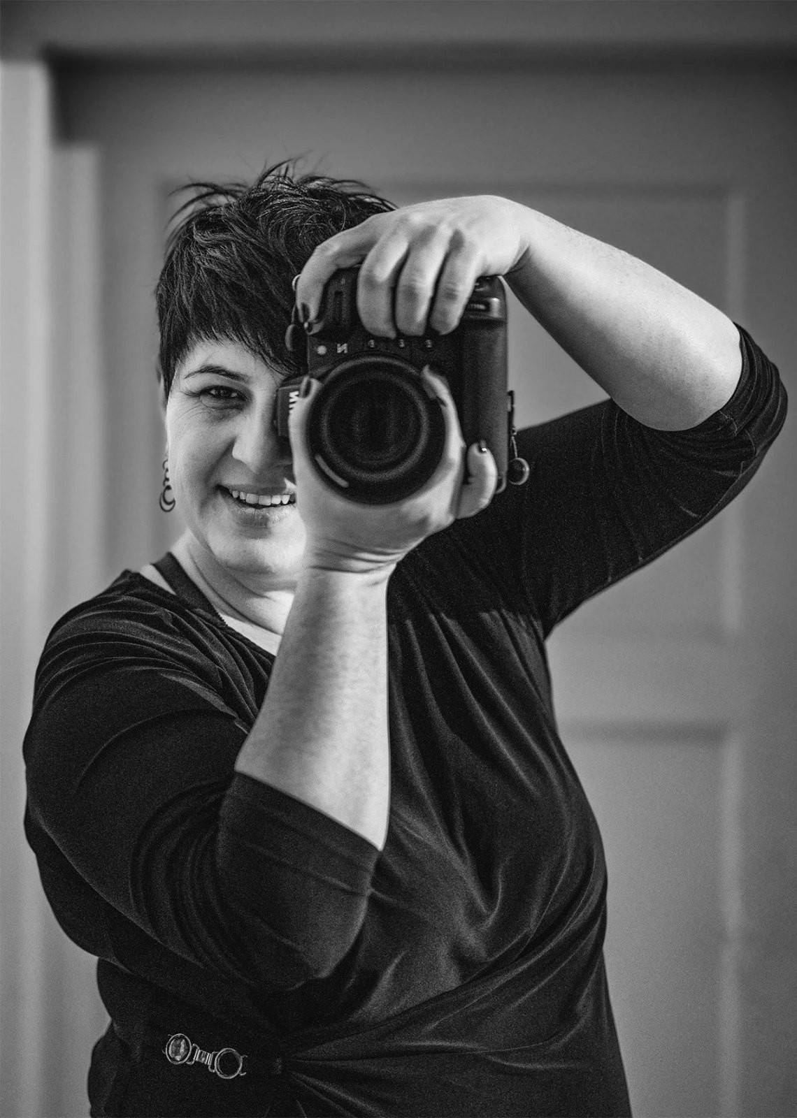 Bea Hinteregger mit Kamera – LIK Akademie