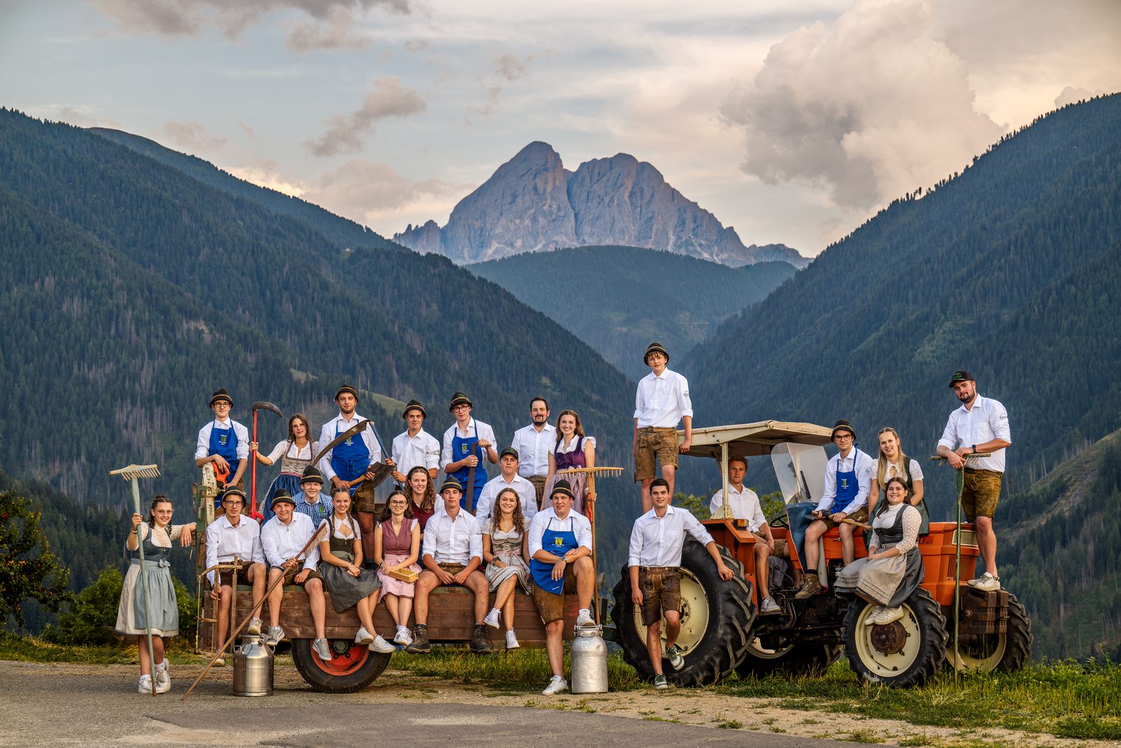 Lüsner Bauernjugend – Gruppenbild mit Traktor, im Hintergrund der Peitler