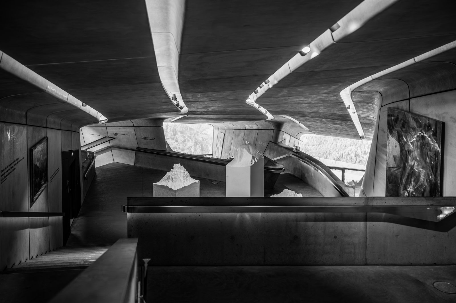 MMM Corones – Innenarchitektur (Schwarz-Weiß)