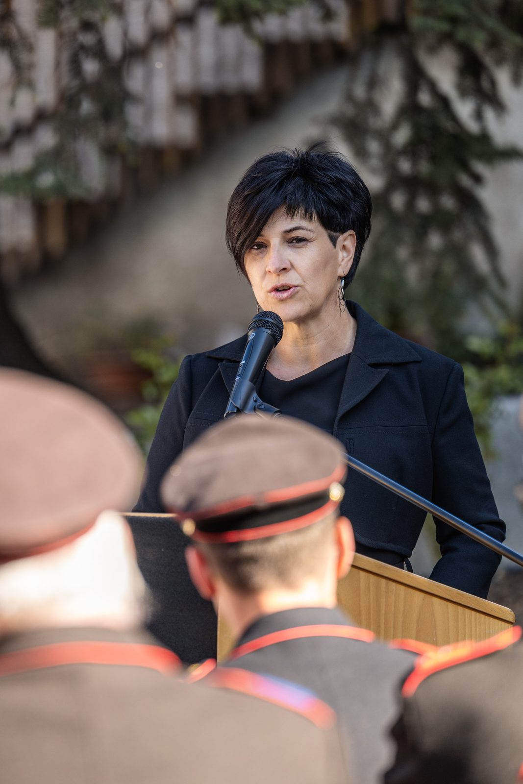 Bea Hinteregger bei der Rede – Feuerwehr Schabs