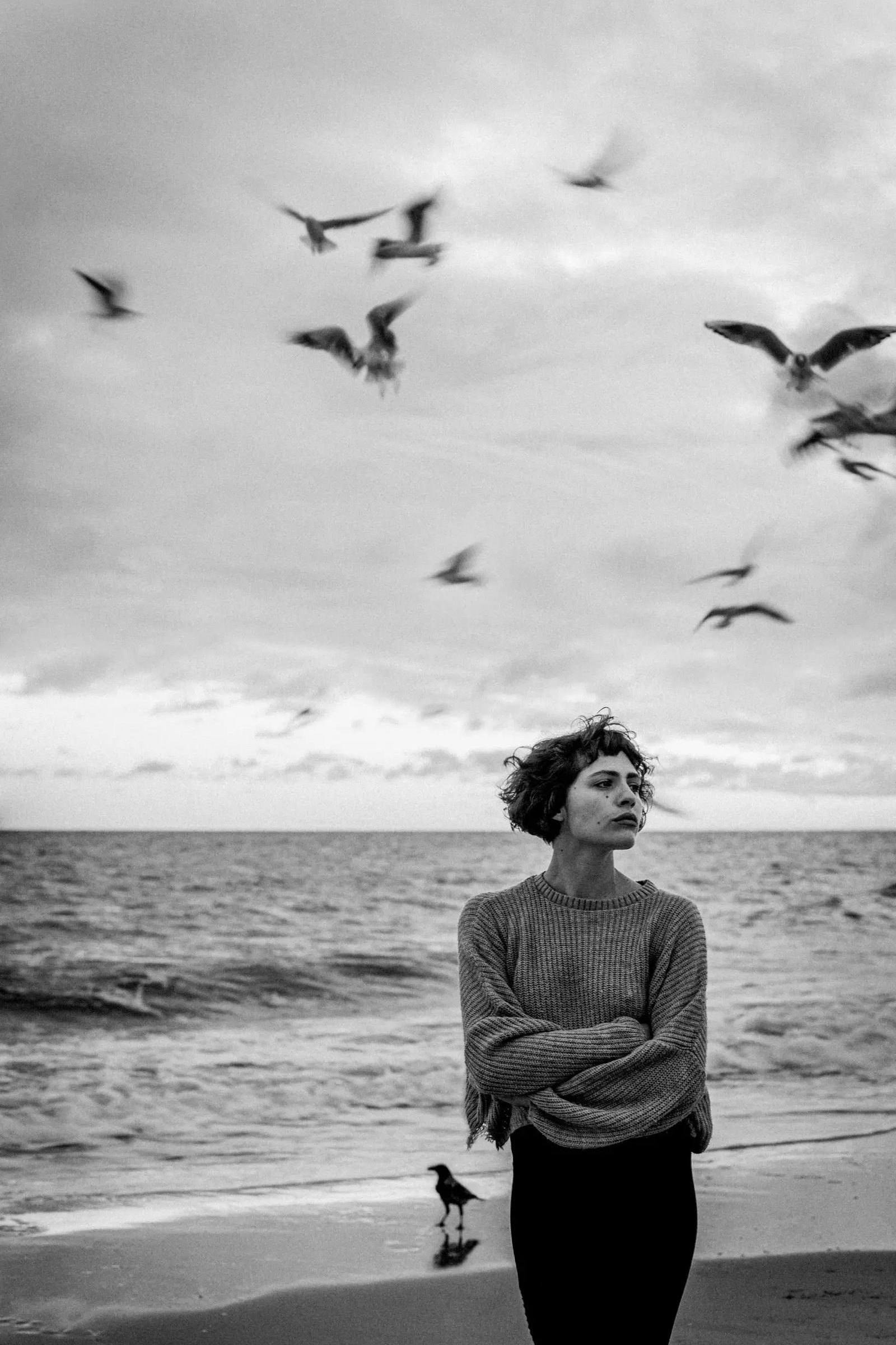 Unentschlossen – Sarah am Meer mit Möwen