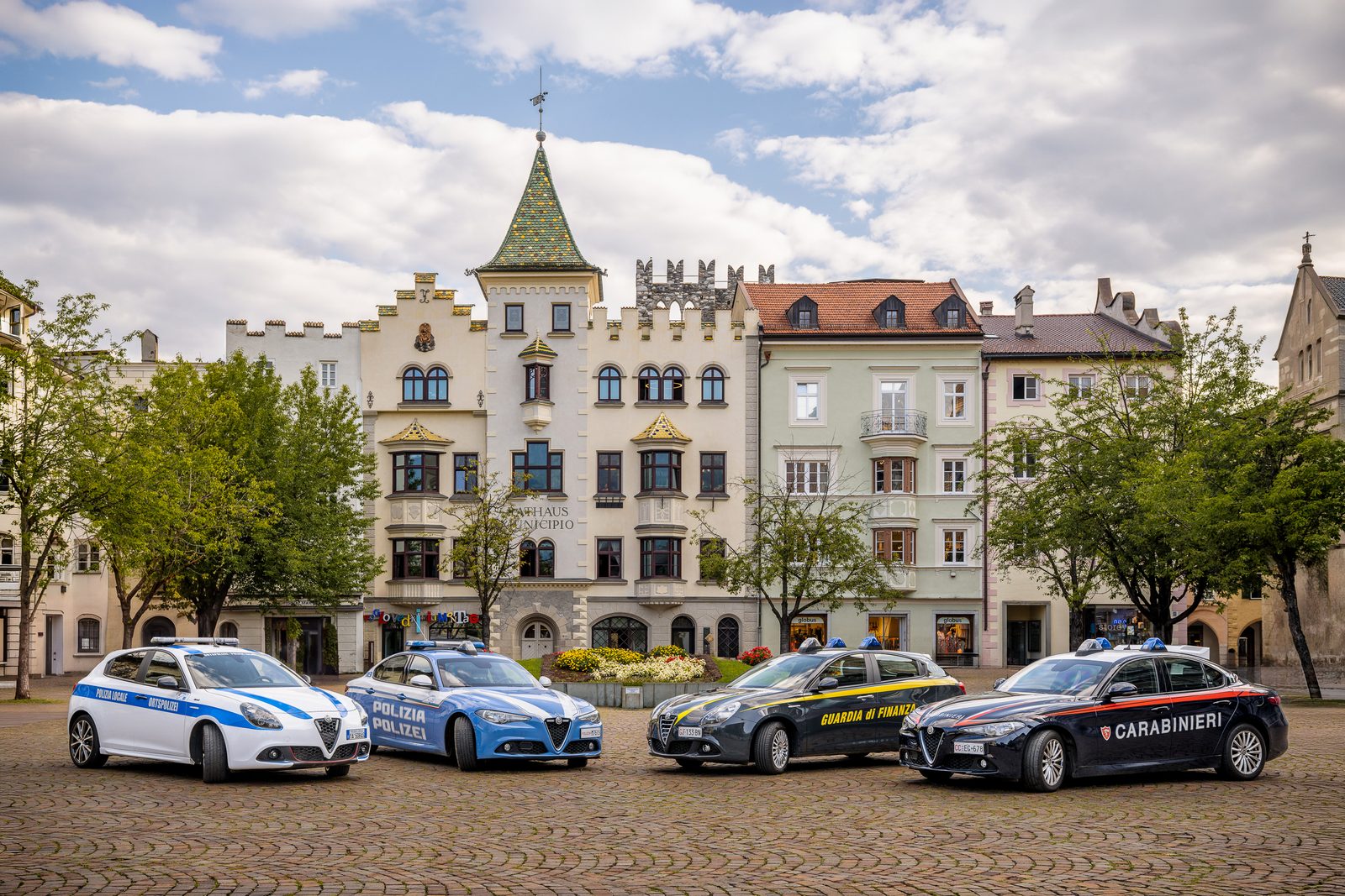 Uniti per Bressanone – Einsatzfahrzeuge von Ortspolizei, Staatspolizei, Guardia di Finanza und Carabinieri vor dem Brixner Rathaus