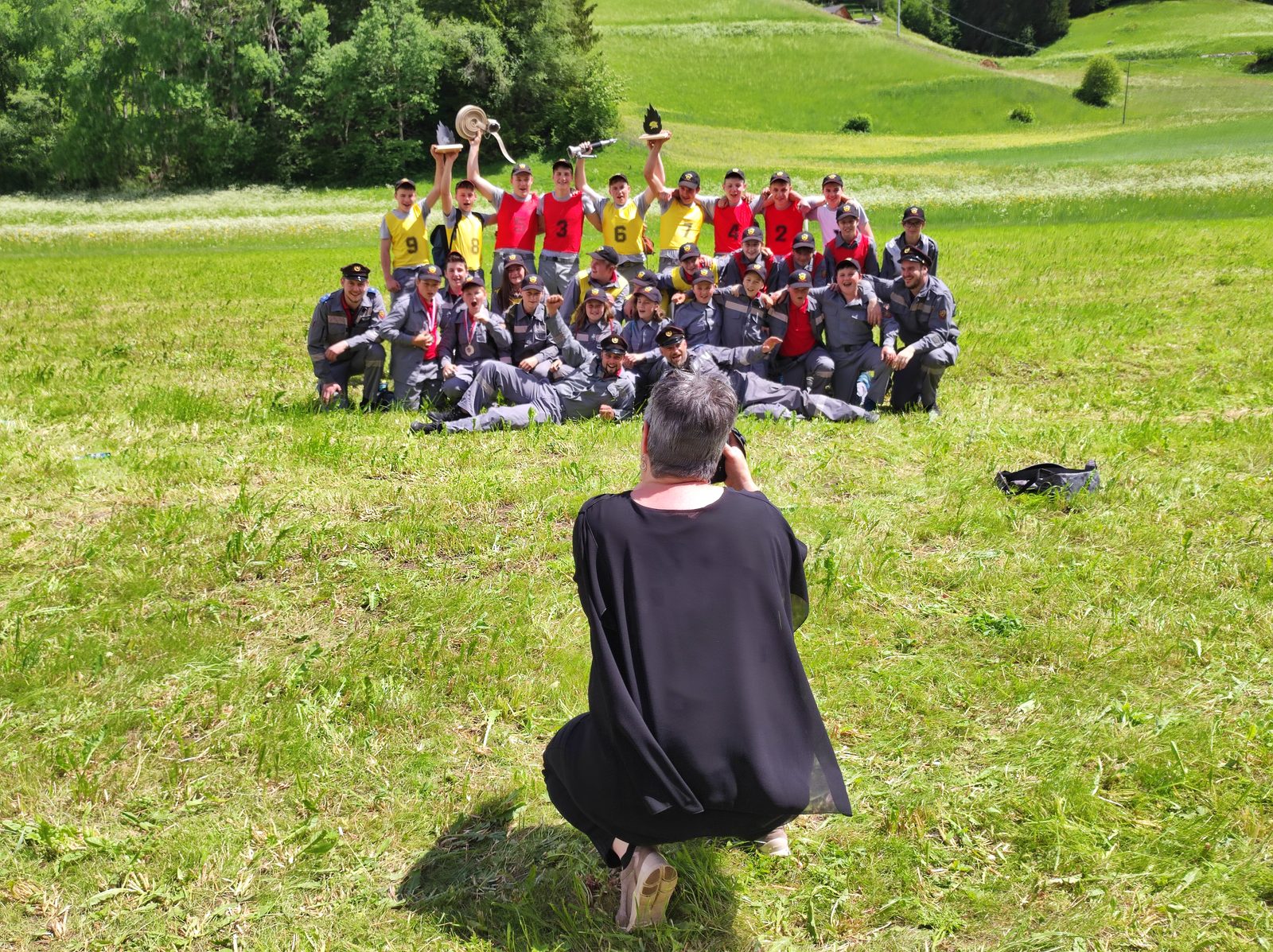 Bea Hinteregger fotografiert eine Feuerwehr-Jugendgruppe