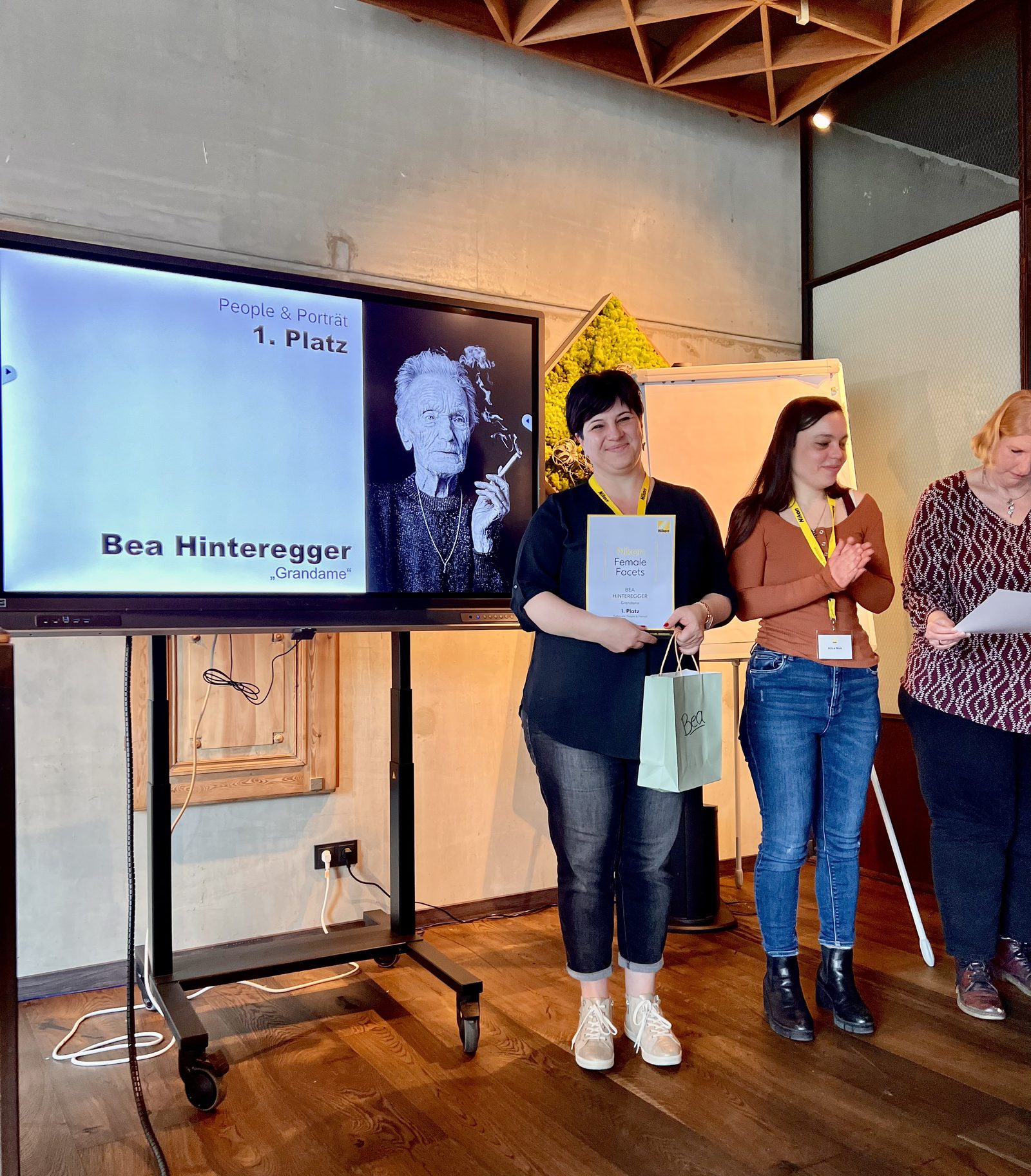 Preisübergabe Nikon Female Facets, Bea mit Urkunde