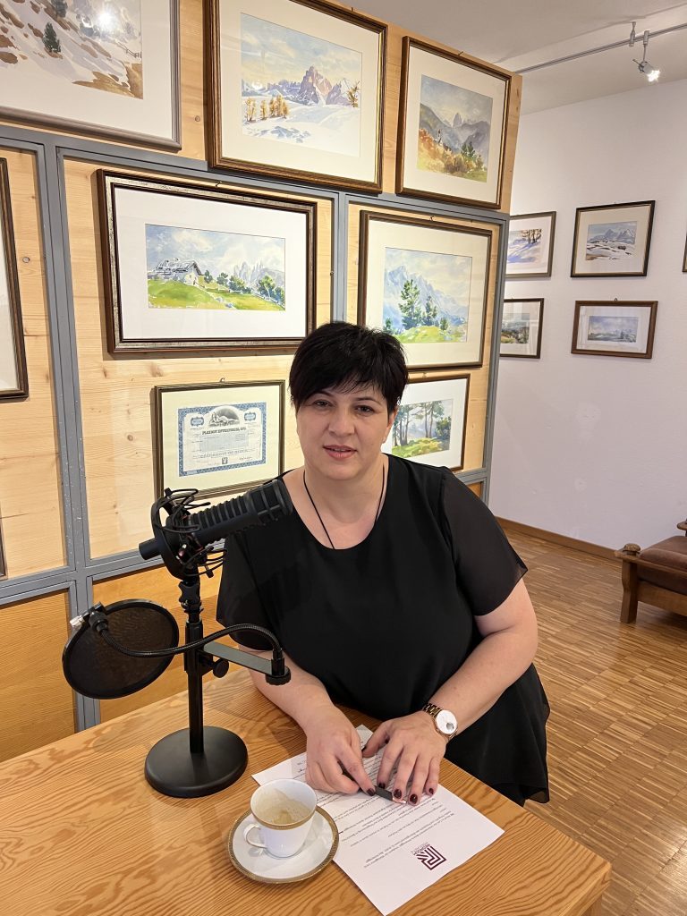 Bea Hinteregger am Podcast-Mikrofon