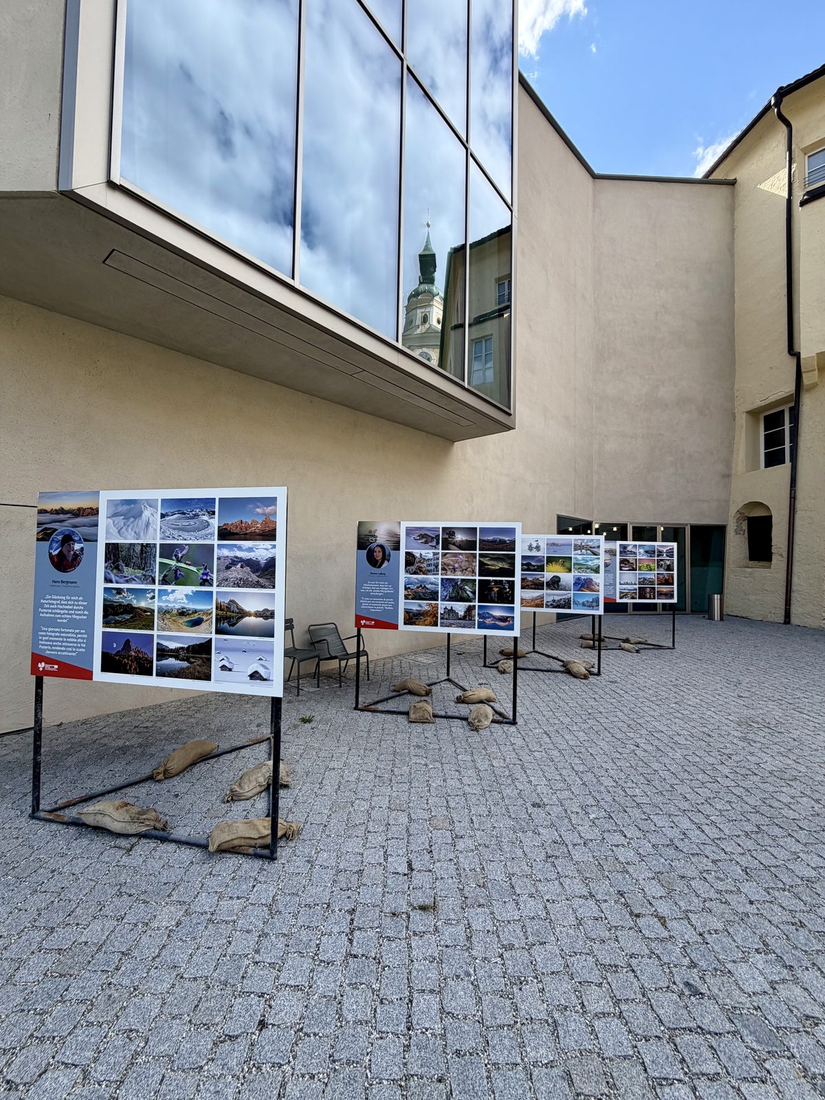 Euregio-Kalender – Wanderausstellung, Ausstellungstafeln im Hof