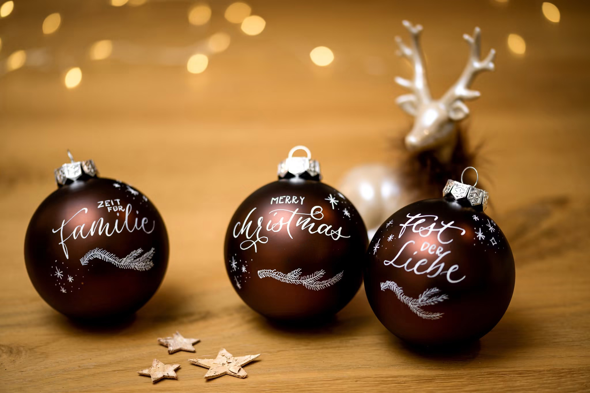 Kalligrafie auf Weihnachtskugeln