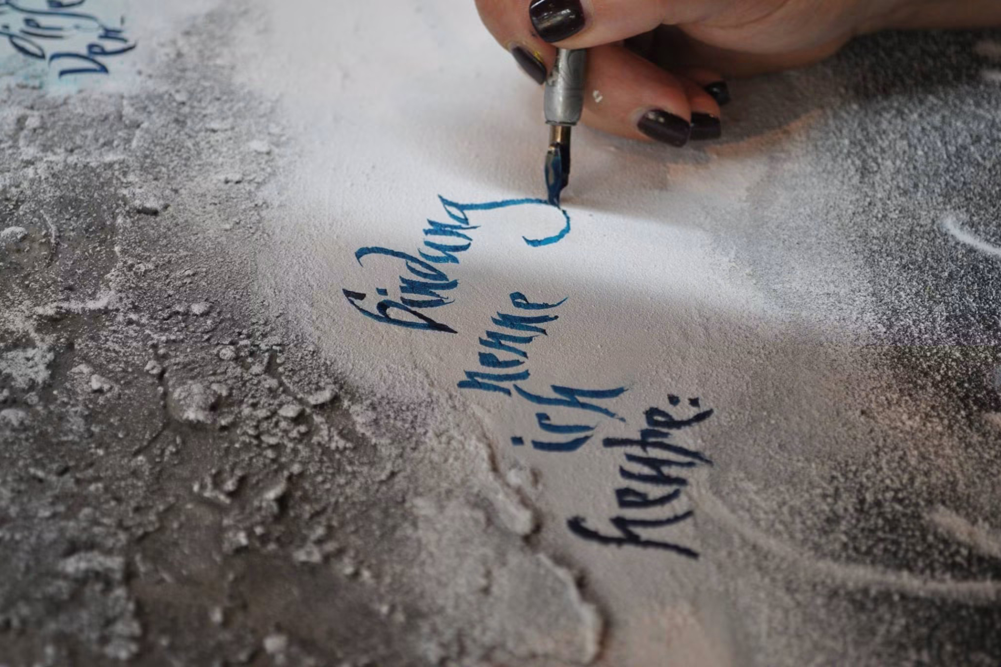 Kalligrafie auf bestäubter Fläche